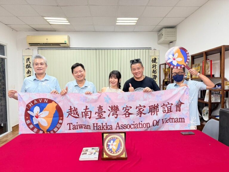越南臺灣客家聯誼會盛情接待台灣文化藝術家王煌鵬、梅麗莎賢伉儷　致贈禮品交流情誼